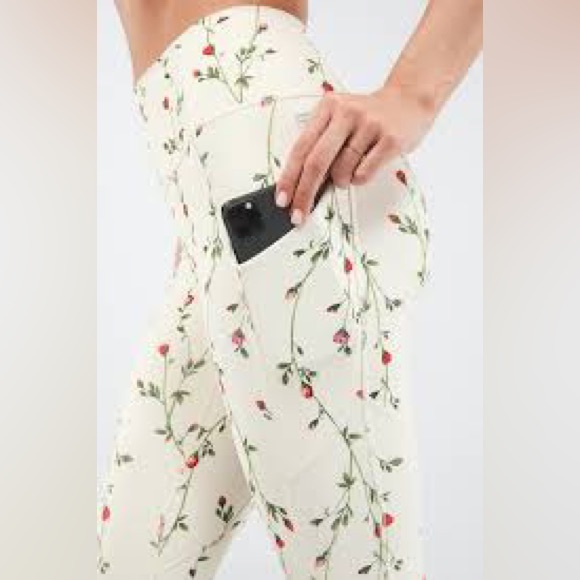 Fabletics Plus Size Oasis Pure Luxe High Waisted 7/8 Leggings 3X in Trellis - Picture 2 of 5